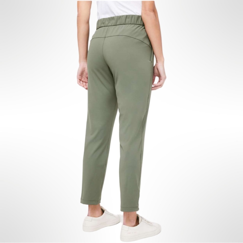 Lululemon On The Fly Pant *27"
Grey Sage Athleisure Travel Workout EUC Size 8 - Picture 2 of 10